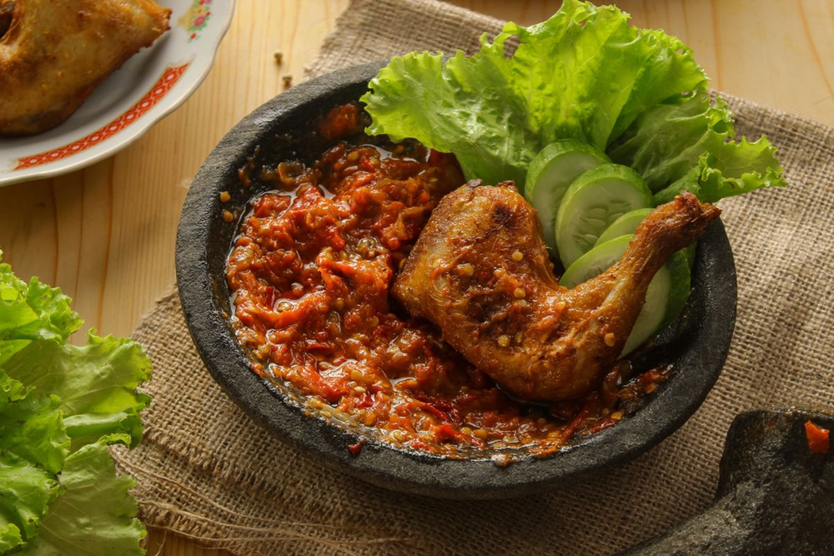 Ayam Penyet Sambal Terasi, Sensasi Tradisi yang Bikin Nagih
